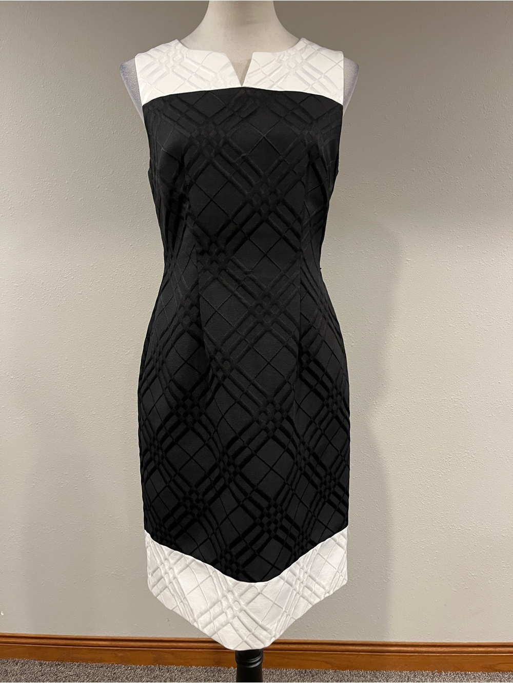 Jessica Howard Black and White Textured Sleeveless Sheath Dress size 8